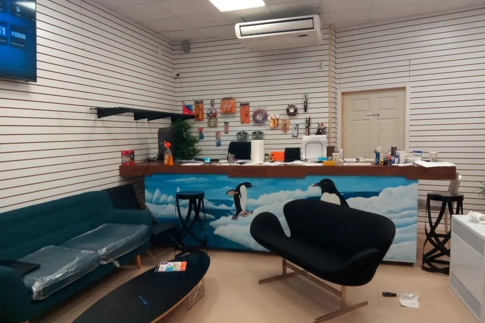 Slide of AC Penguin Prestige