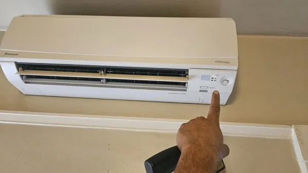 Alvarez Air Conditioning & HVAC Repairs Logo