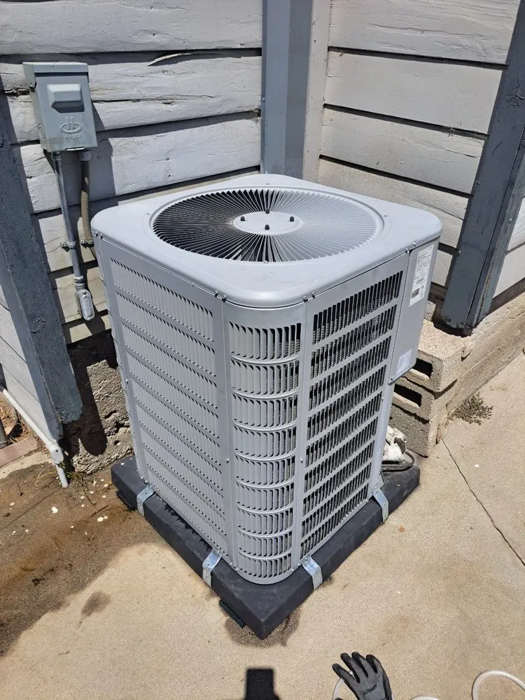 Emergency air conditioning service in San Fernando Valley, CA by Danke Service