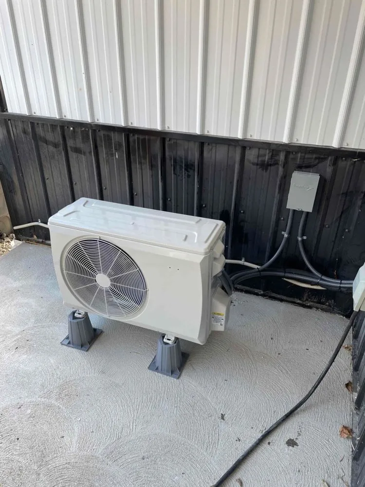 Slide of Dee's Heating & Cooling