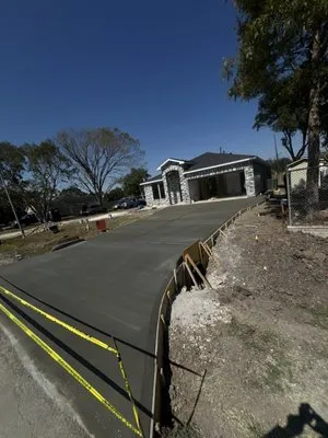 Gomez Concrete & A/c Services Logo