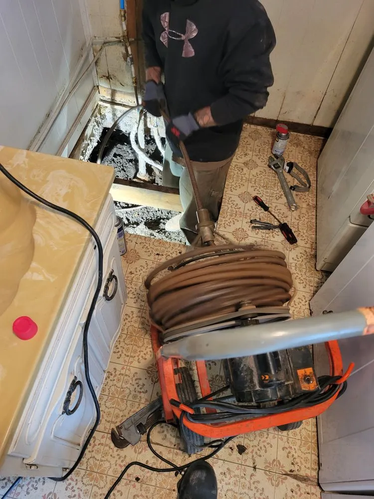 Slide of Handyman Kyle Duffey