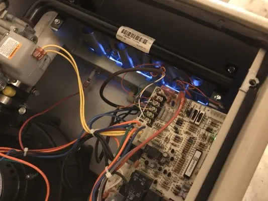 Heat Cooling & Air Conditioning Logo