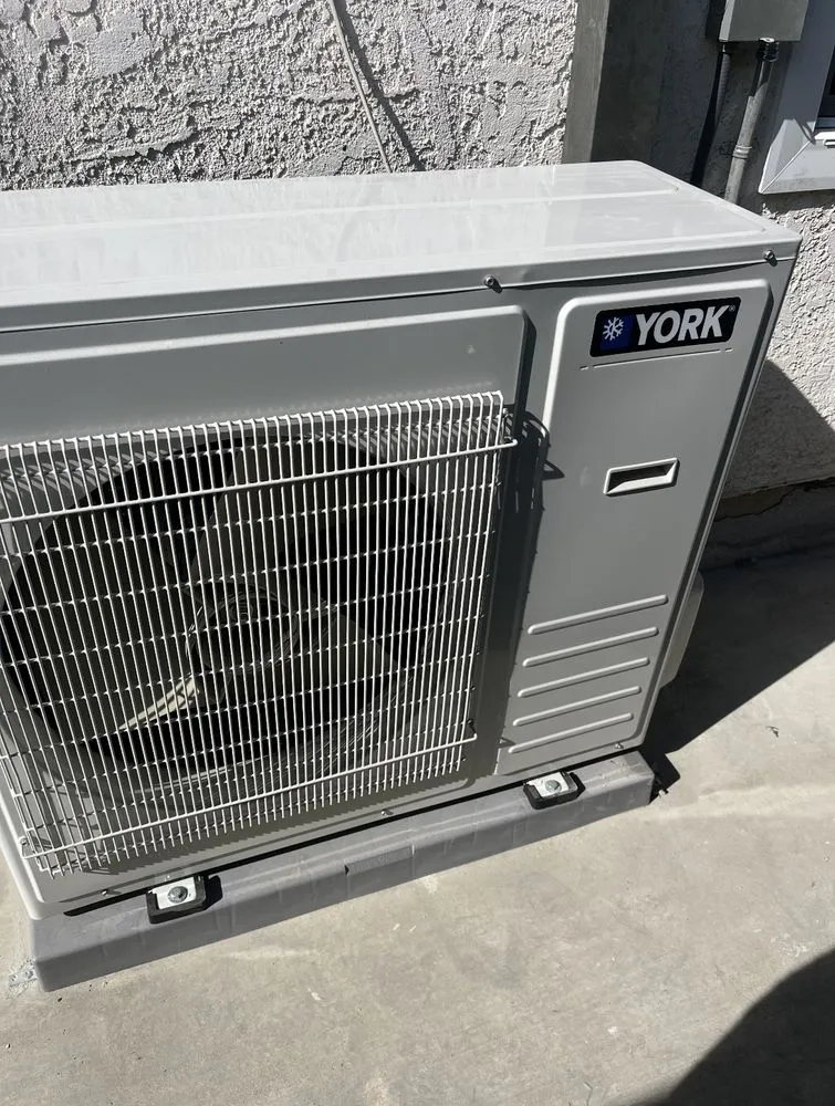 Slide of R Momi Heating & Air-Conditioning