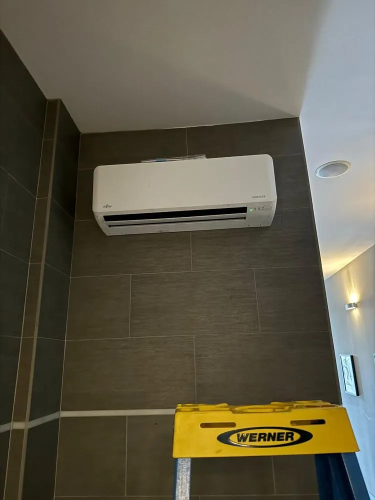 Slide of We Fix Service 24